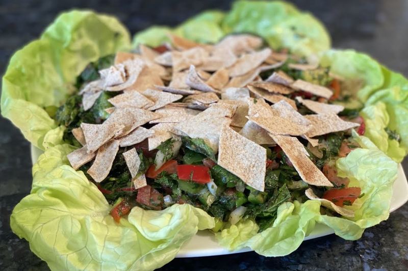 Fattoush, ensalada árabe con pan tostado